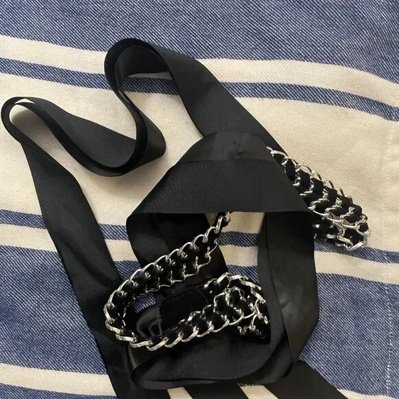Silver  chain interwoven with black satin belt - Picture 4 of 4